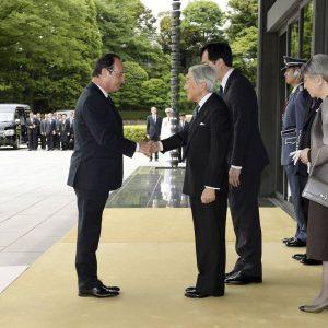 明仁上皇とフランス元大統領フランソワ・オランド氏が握手を交わす写真