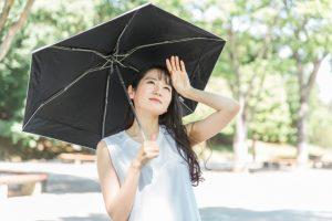 日傘を差す女性の写真